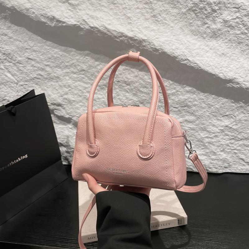 Early Spring New Foreign Style Small Bag Women 2025 New Fashion Messenger Bag Niche Portable Work Commuter Bag