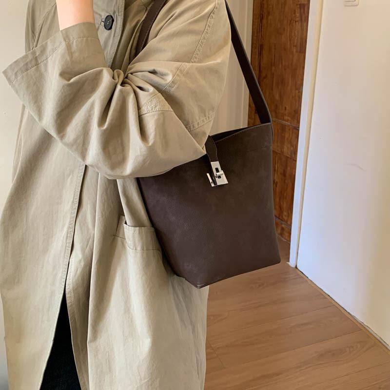 Premium sense retro matte bag women's 2025 new commuter versatile shoulder underarm bag portable tote bucket bag