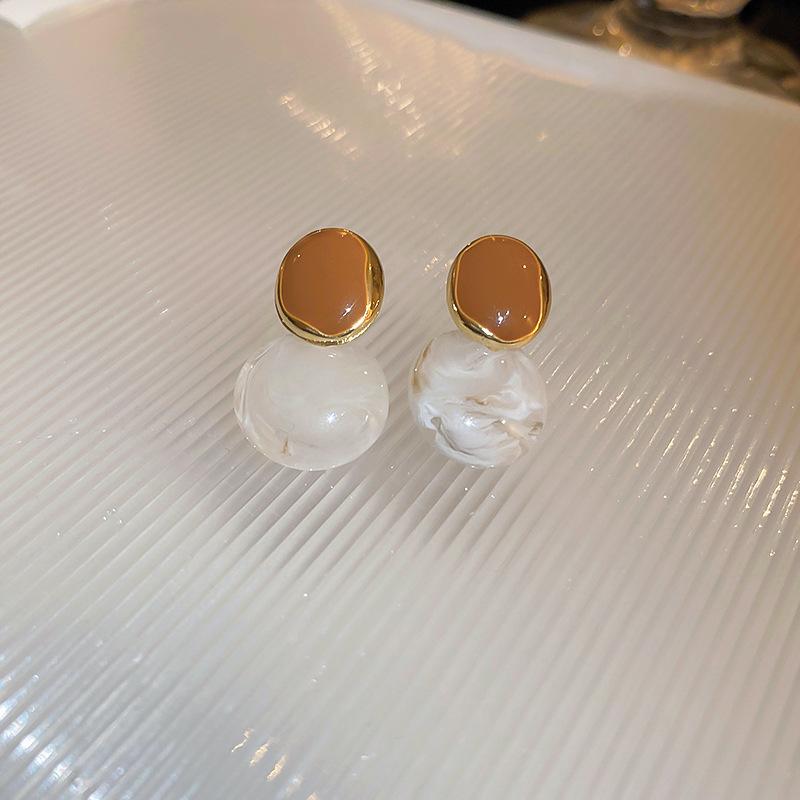 Love oval geometric earrings Maillard fashion high-end stud earrings niche temperament light luxury earrings