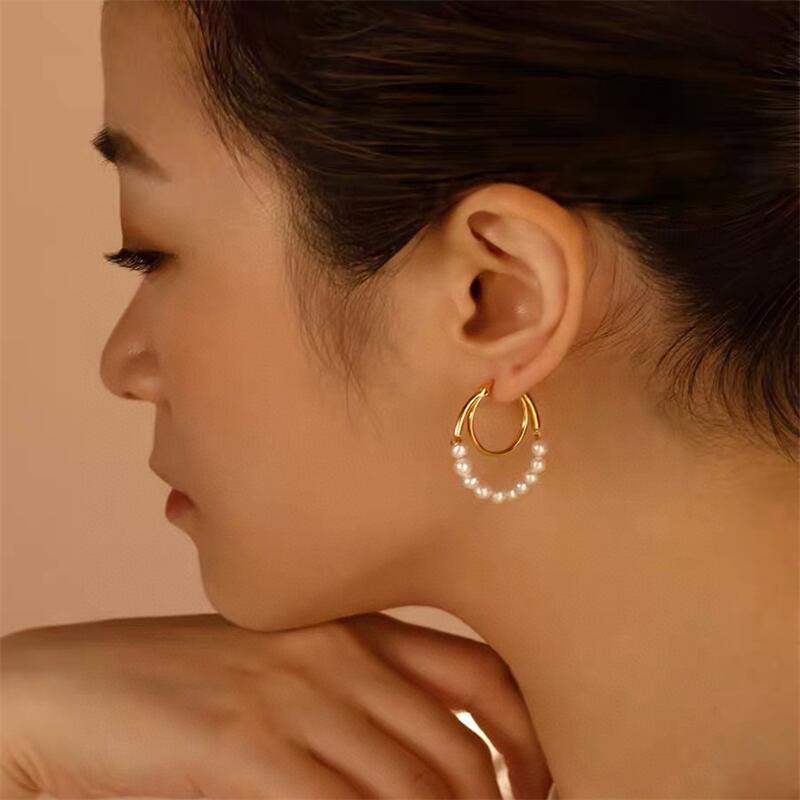 Kolczyki z naturalnych pereł słodkowodnych - Podwójny okrągły nausznica ze złota 14K, Modna minimalistyczna biżuteria dla kobiet