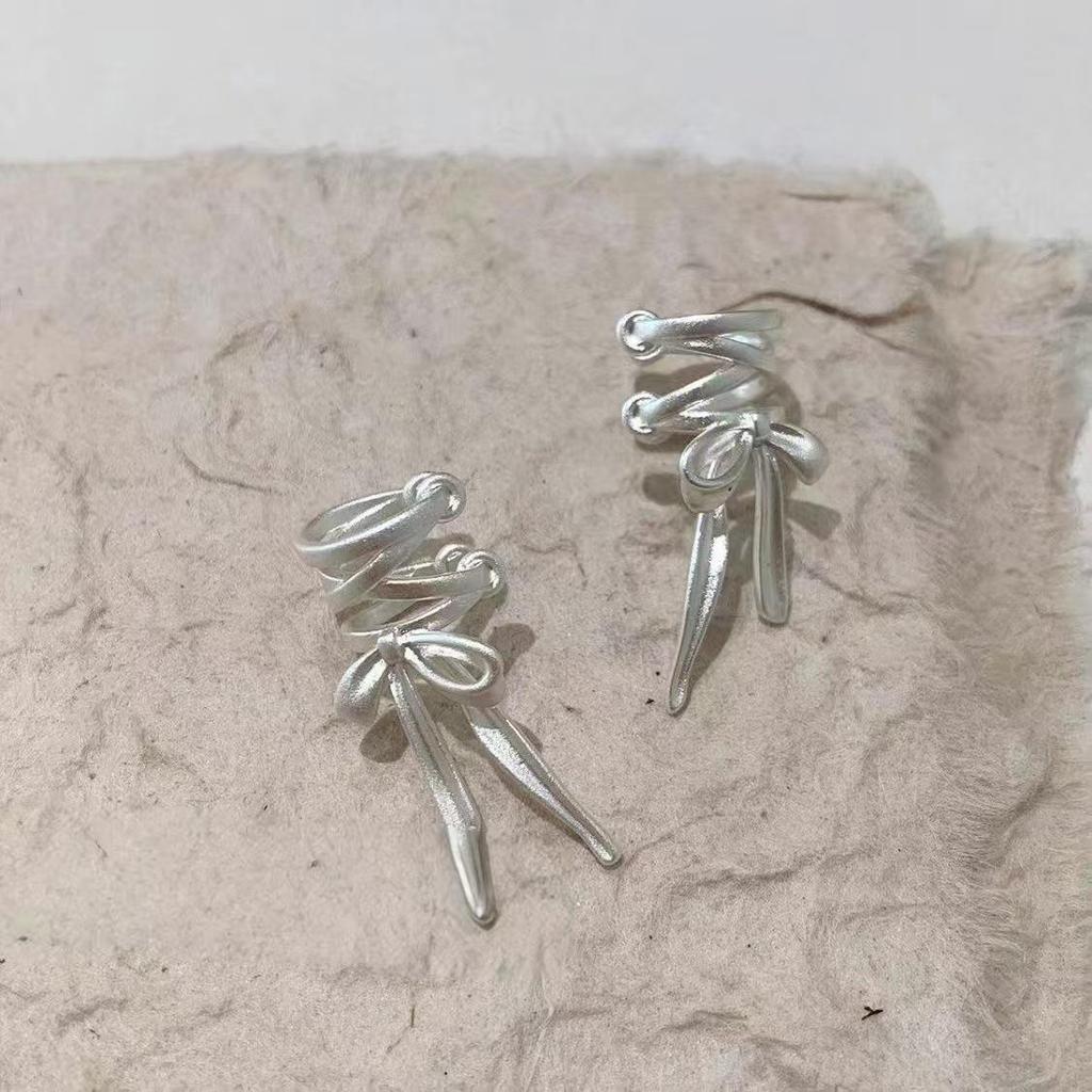 Elegant Bow Ear Cuff Clip: Chic, No-Piercing Accessory for Women