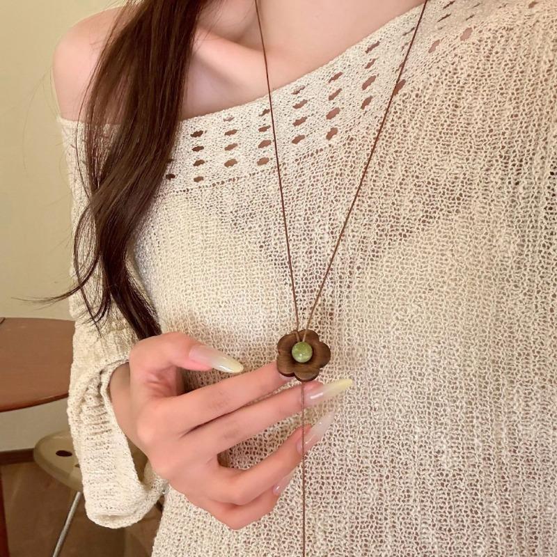 Medieval Flower Raft, Retro Literary Style Wooden Small Flower Beaded Long-necked Women's Pendant Accessory