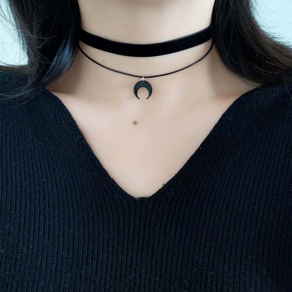 Sweet and Cute Black Acrylic Moon Crescent Pendant Velvet Strap Double Layer Wear Choker Neck Strap Collar Choker Necklace Women