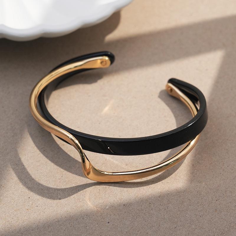 

Роскошный европейский и американский браслет из смолы Wave: Нишевый тренд для женщин чёрный/золотой