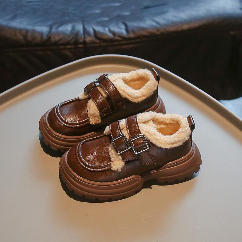 

2024 Модная детская зимняя кожаная обувь: Теплая обувь для мальчиков и девочек с хлопковым носком, бархатной подкладкой и толстой подошвой Size 26, inner length 16CM коричневый