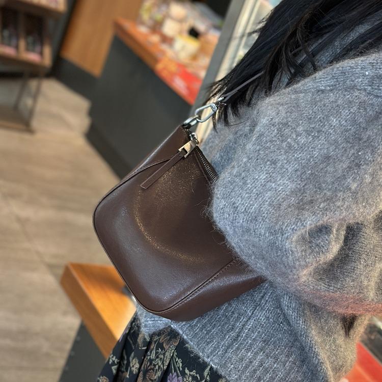 Leather Niche Cowhide Women's Bag, Single Shoulder Crossbody Bag, Popular, Light Luxury Design, Versatile and Trendy Women's Bag
