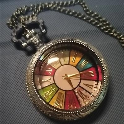 Orologio da Tasca Retro Bronzo Numeri Romani Vetro Quadrante Colorato Ciondolo Collana Orologio al Quarzo per Uomini Donne Regalo