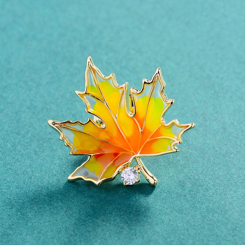 

Брошь-булавка в стиле Мори с перегородчатой эмалью, в виде кленового листа, с цирконом и застежкой против раскрытия жёлтый