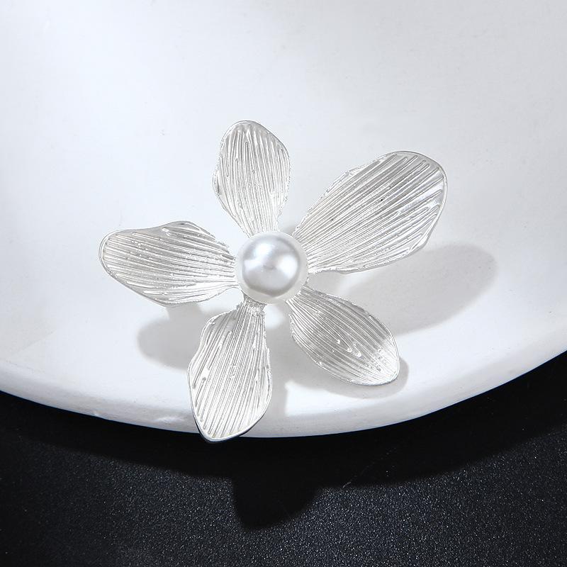 

Retro Five-petal Flower Pearl Brooch Matte Gold Plated Elegant Corsage Long-lasting Color Exquisite Women s Clothing Gift Pin