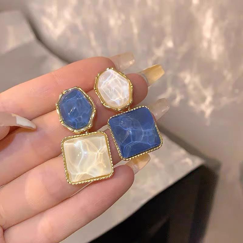 Vintage Asymmetrical Blue Rhombus Earrings: Elegant  Versatile Statement Pieces for Women