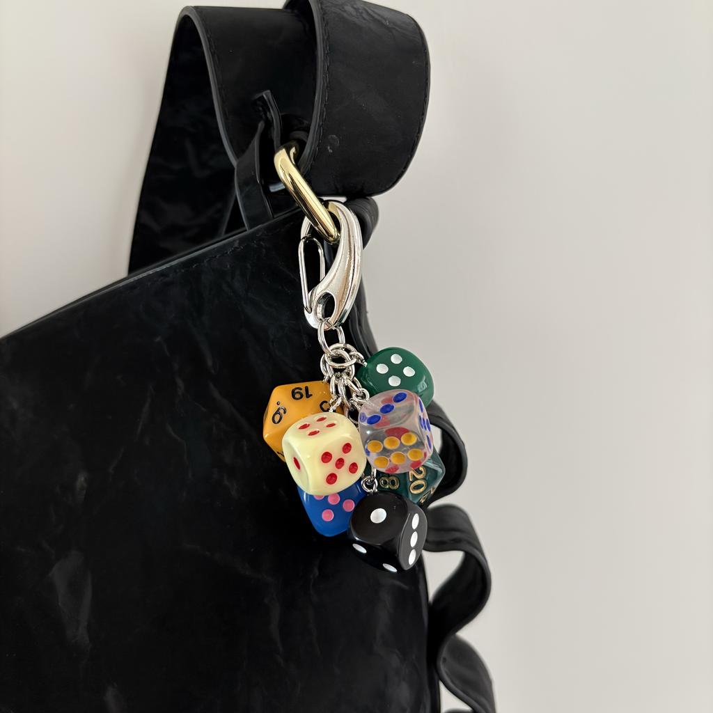 Würfel-Schlüsselanhänger im Vintage-Stil - Harzanhänger mit Karabinerverschluss, Perfekt für Taschen & Rucksäcke - Einzigartige Geschenkidee