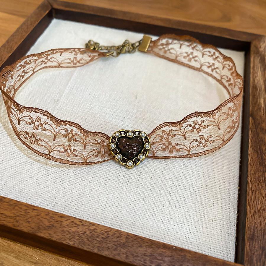 Lace resin love necklace French retro temperament light luxury collarbone chain design sense niche neck chain women