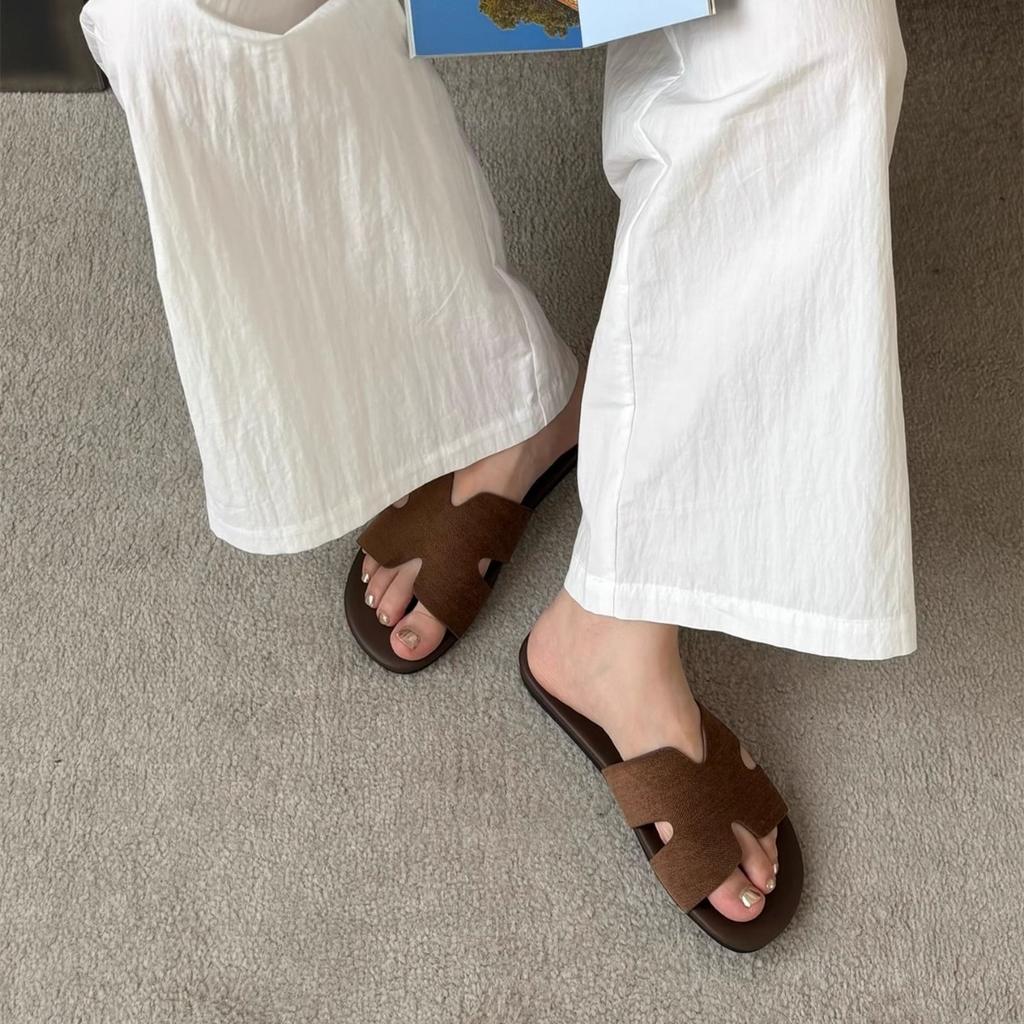 One-word slippers, fashionable and versatile flat-bottomed tourist beach 2025 summer new seaside simple and cool slippers