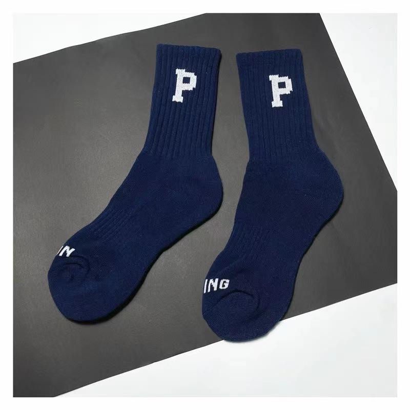 Geschenkbox Socken zum Jahr des Pferdes, Festliche große rote Neujahrssocken, Vier Paar süße Wollsocken als Geschenke