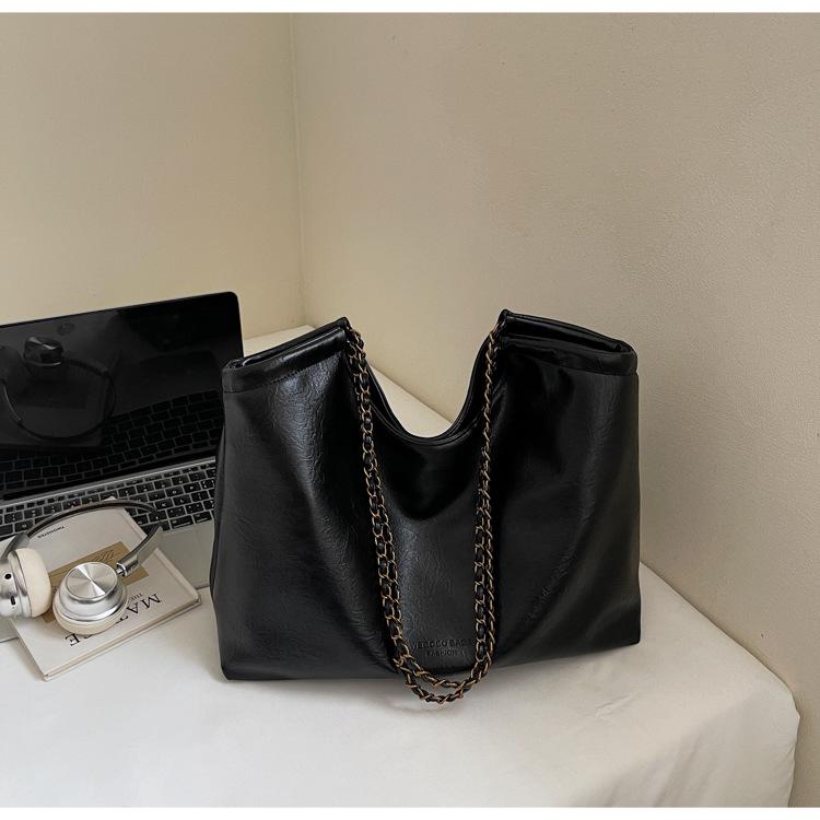 

Leisure commuting large-capacity bag women s 2025 new autumn and winter shoulder bag lightweight college student class bag темно-коричневого