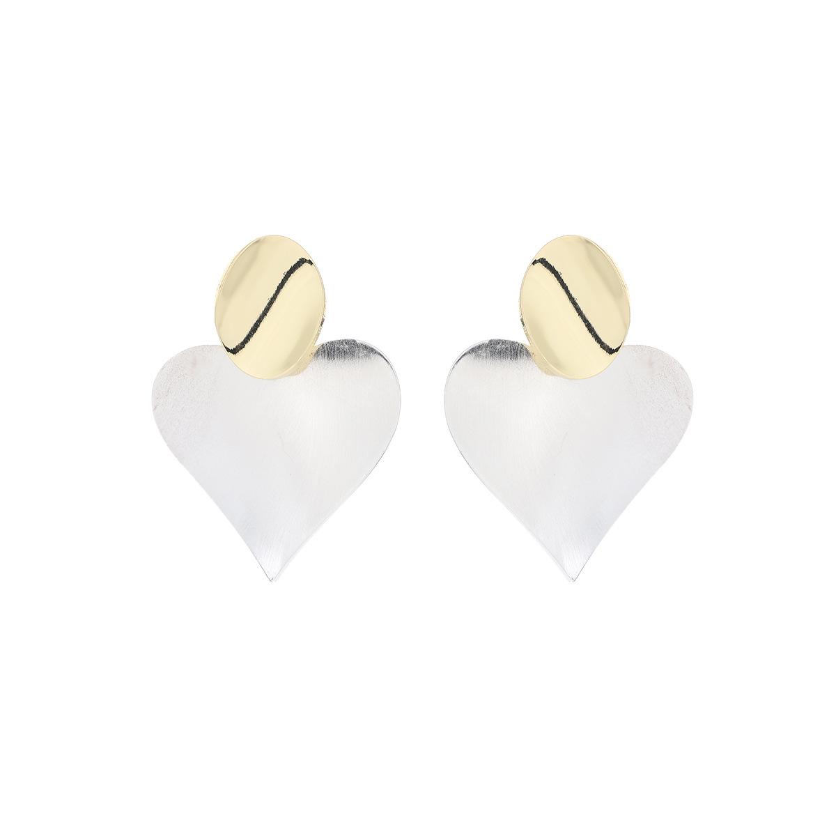 

Стильные глянцевые металлические серьги-сердечки модного дизайна золотой