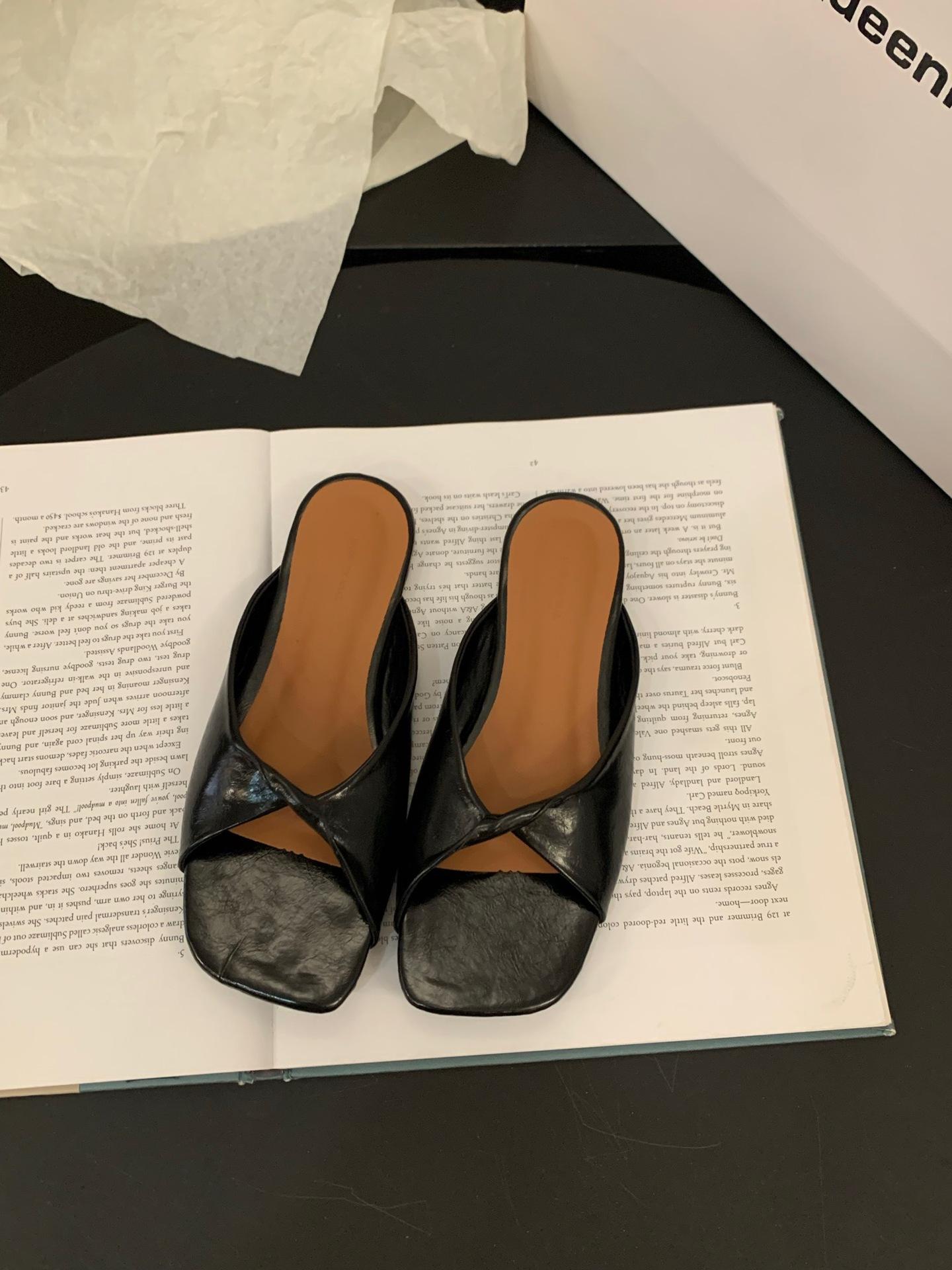 

Модные туфли на плоской подошве с одним словом, женская обувь, летняя одежда 2024 года, новые летние простые пляжные сандалии 40 чёрный