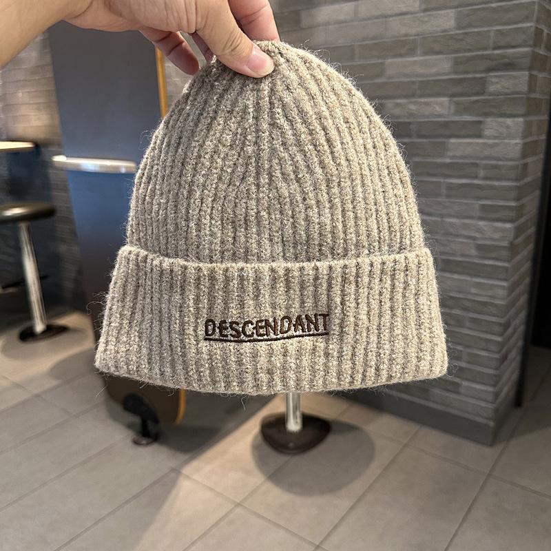 

Модные вязаные шапки для мужчин и женщин Осенью и зимой Утепленная и теплая уличная шерстяная шапка С буквенными знаками Модная и универсальная