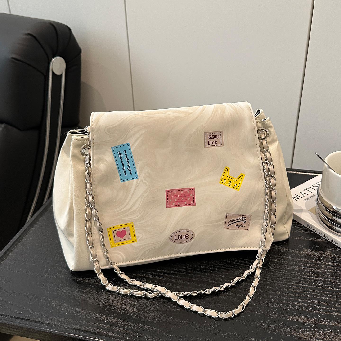 

2025 новая простая и универсальная нишевая дизайнерская модная сумка-мессенджер в зарубежном стиле для поездок на работу, литературная, на одно плечо, большая вместимость, тоут белый