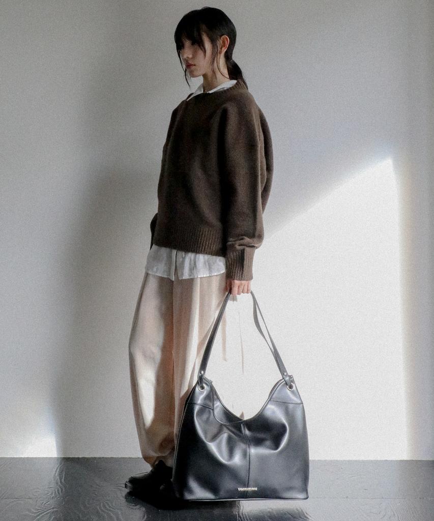 Iugamakaras Essential Hobo Shoulder Bag (Black)