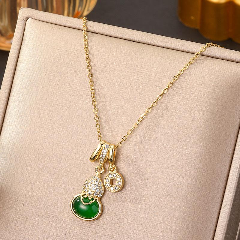 Elegante Pingente de Cabacinha com Fecho de Paz de Jade - Corrente para Clavícula em Aço Titânio no Estilo Chinês Retro