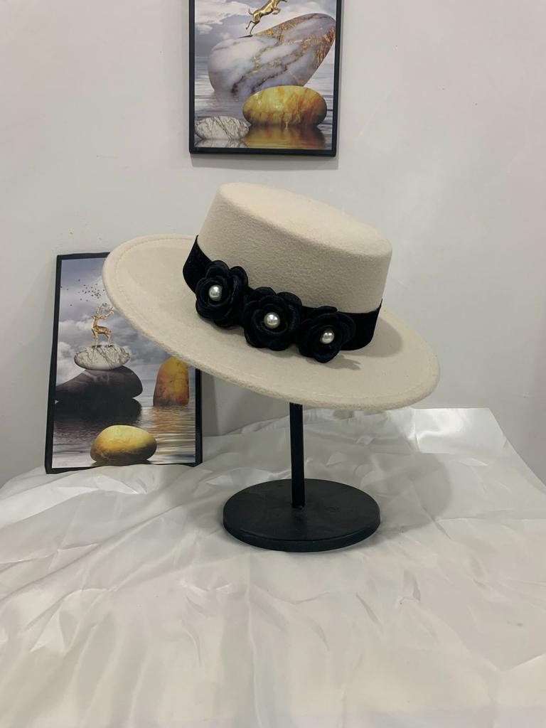 Autumn and Winter New Flat Top Top Top Hat Women's French Light Luxury Thousand Gold Woolen Hat Elegant Pearl Flower Top Hat Self-operated