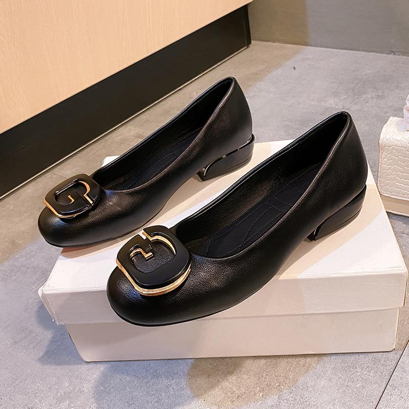 Frühling neue eckige Zehenpartie eckiger Absatz Buchstaben quadratische Schnalle Metall vier Jahreszeiten Pendler Einzel Schuhe trendig flacher Ausschnitt