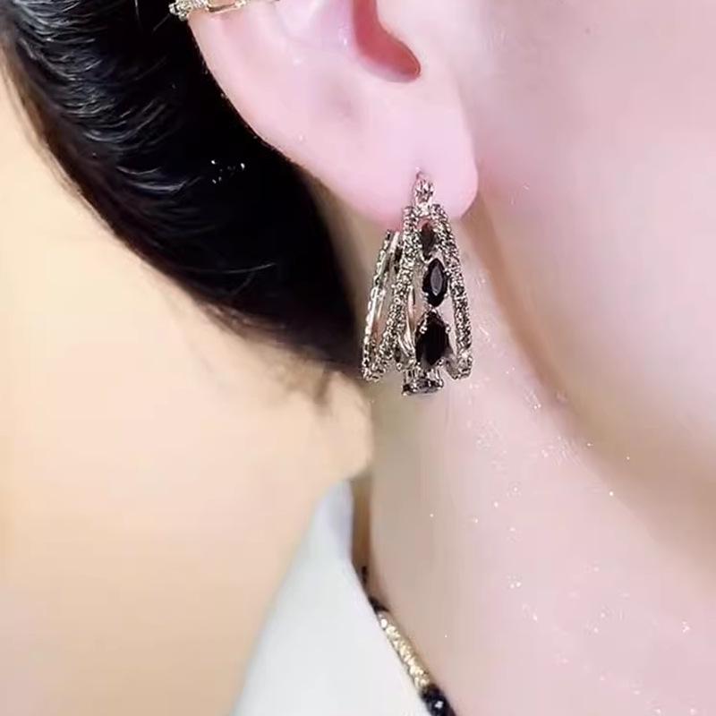 Elegante schwarze Kristallohrringe: 2023 Trendig, Leicht, Luxuriöser Französischer Stil für… Mehr