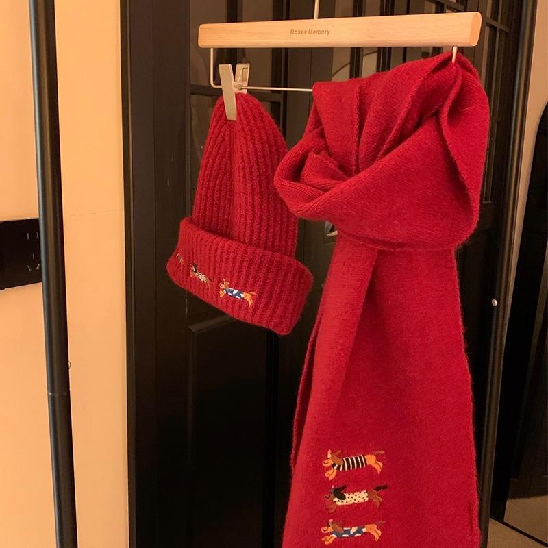 

Осень и Зима Новый Стиль Такса Вышитая Вязаная Шапка для Женщин Теплый Студенческий Шарф Универсальный Шарф на Шею Маленький Капюшон, Подчеркивающий Лицо one size