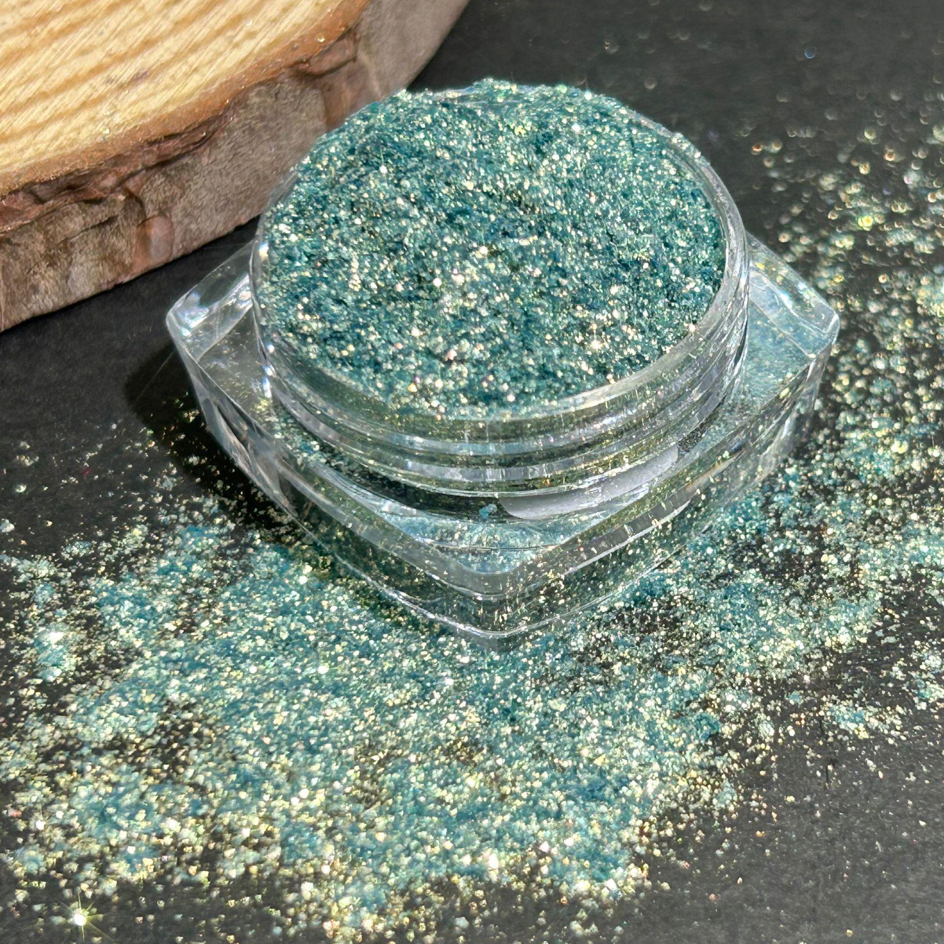 

**Переливающийся серебристый блестящий хайлайтер и тени для век** 3 g