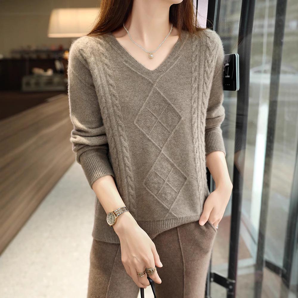 Women's 100% Wool Argyle V-Neck Sweater - Slimming, Versatile Twist Pattern Knitwear for Autumn/Winter