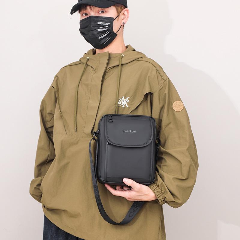 Small square bag, new fashion men's bag, trendy casual alphabet messenger bag, large capacity anti-splashing men's shoulder bag