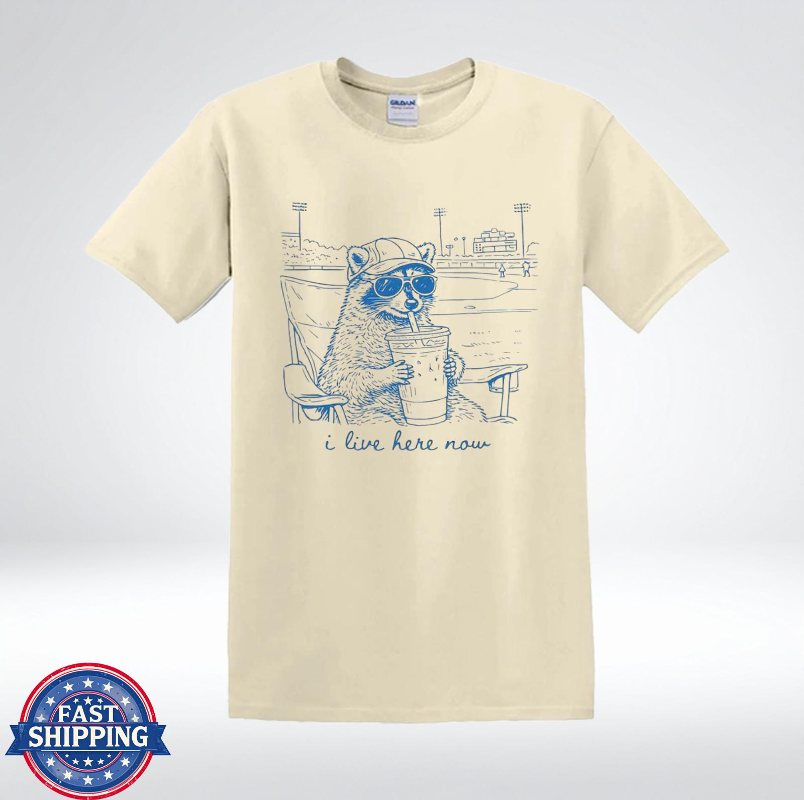 Vintage Raccoon Drinking Coffee I Live Here Now Line Art Graphic T-Shirt L