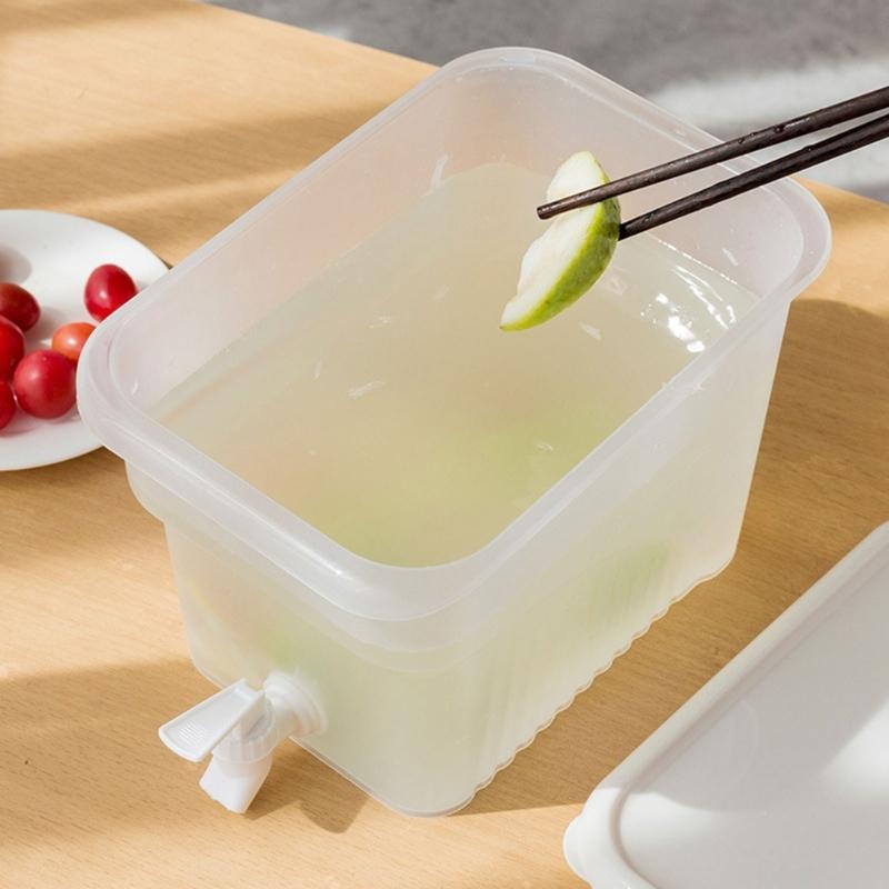 Portable Refrigerator Plastic Drink Dispenser With Tap Leak Proof Iced Beverage Container for Cocktails Juice Storage