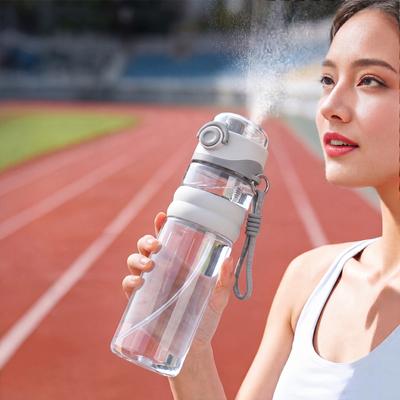 Sprüh-Sportwasserflasche mit Strohhalm Direktes Trinken Doppelte Verwendung Kunststoff-Wasserflaschen 2-in-1-Becher für Outdoor-Reise-Büro-Gehen