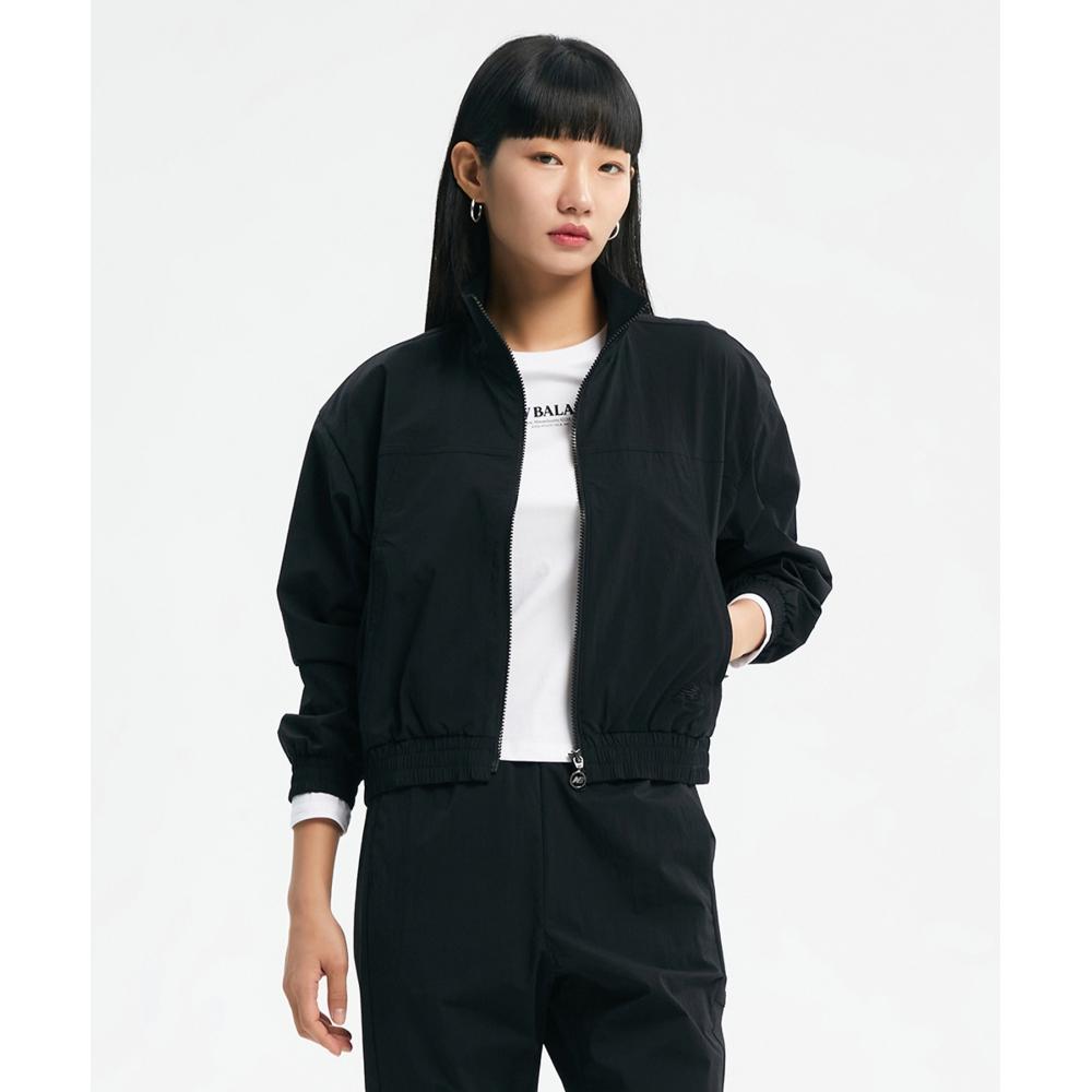 

NEW BALANCE NBNMD3W802 ЖЕНСКАЯ Укороченная тканая куртка из эластичной ткани (ЧЕРНЫЙ)