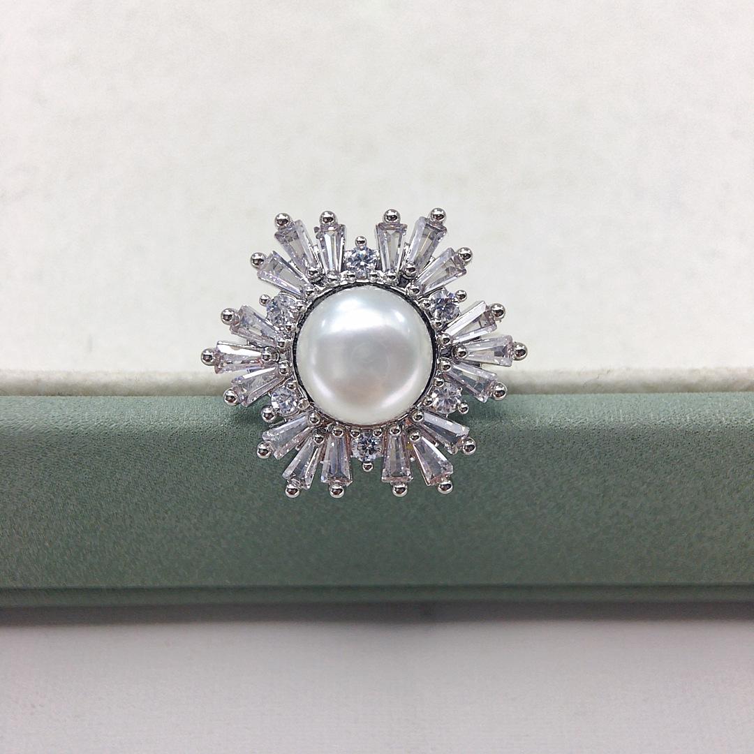 Кольцо-снежинка из пресноводного жемчуга Жуцзи с деталями из циркона