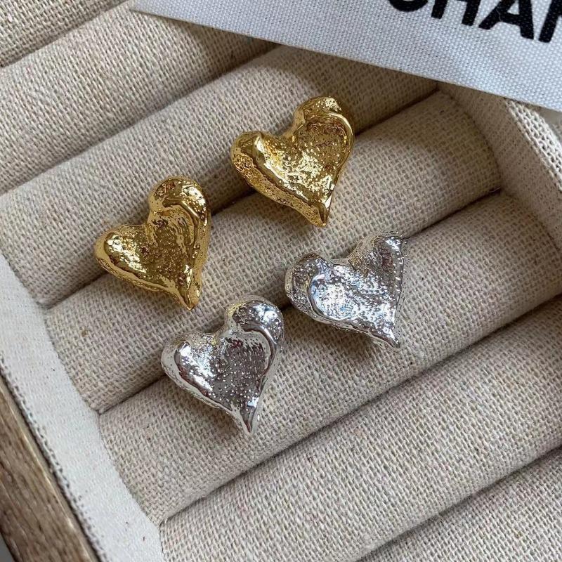 Nouvelles Boucles d'Oreilles en Métal Style Ins Plissées Concaves Convexes Cœur, Boucles d'Oreilles Haut de Gamme Élégantes et Tendance pour Femmes, Boucles d'Oreilles Cadeau Exquis