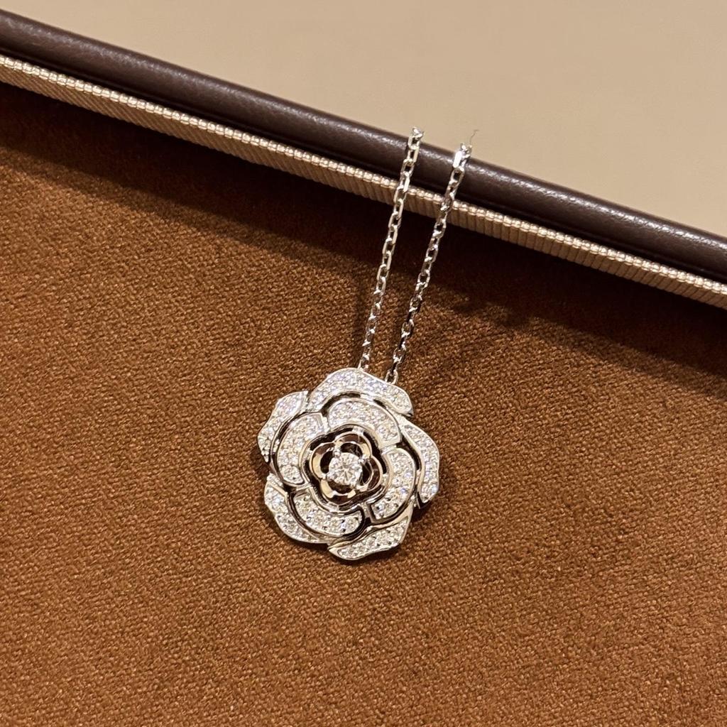 Flower Hollowed Out Necklace Pendant with zircon, Exquisite for Daily Wear and Gift Giving, Essential for Birthdays