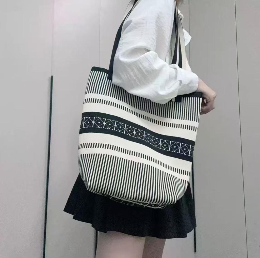Women's Geometric Knit Shoulder Bag - Versatile, Large Capacity, Fashionable Commute Bucket Bag