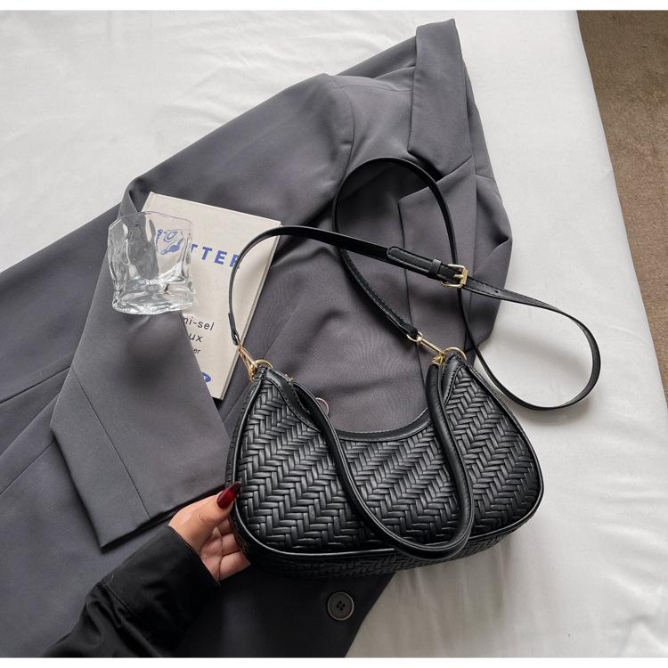 

Нишевый дизайн простая плетеная сумка на плечо подмышку женская 2025 лето новая универсальная сумка-мессенджер сумка-пельмень