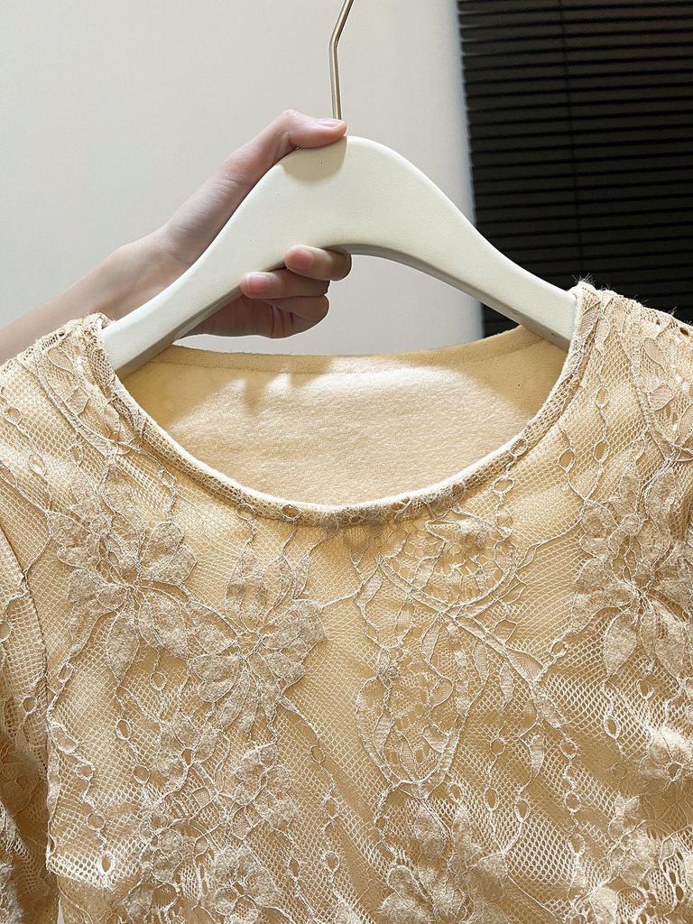 Chic Retro Lace Top with Velvet Lining - Sexy Slim-Fit Autumn/Winter Base Layer for Women