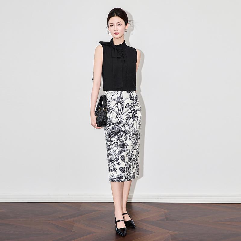 

Французский ретро комплект: топ без рукавов с галстуком-бабочкой и миди-юбка с принтом Large чёрный