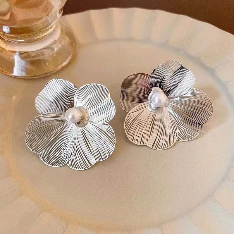 Fashion Long Tassel Petal Drop Earrings for Women Luxury Metal Crystal Hollow Flower Temperament Earrings Wedding Zircon Gifts