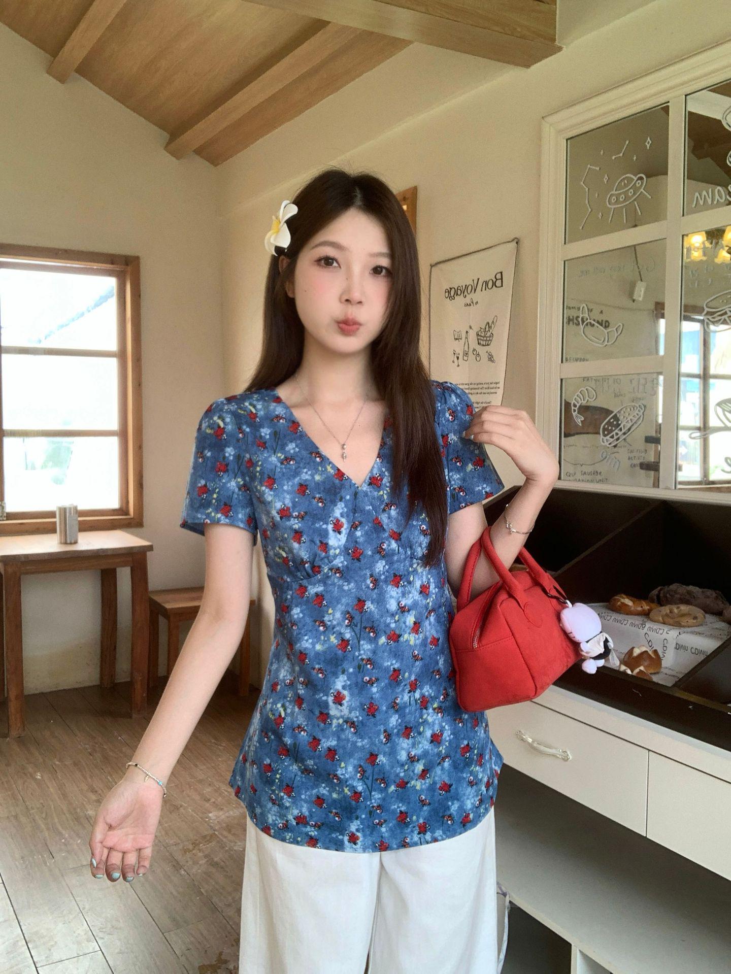 

Plus Size French Retro Floral V-Neck Short-Sleeve Shirt: Flattering and Versatile Summer Top 2XL