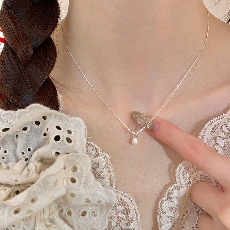 Korean Pearl Necklace: High-End Silver Clavicle Chain with Niche Design, Perfect for Light Luxury and Sweater Pendants.