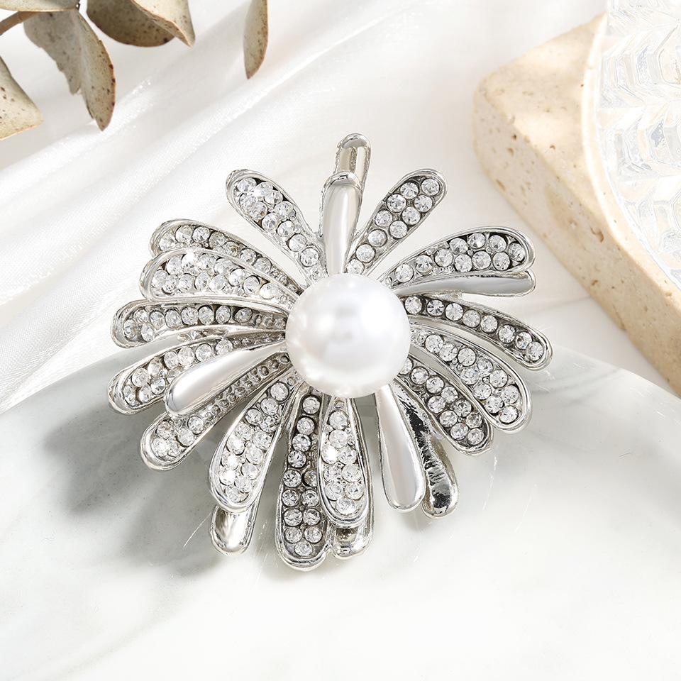

Отечественный высококачественный кристалл алмаза жемчуга цветок сплав брошь ювелирные изделия одежда универсальные булавки аксессуары корсаж женщины