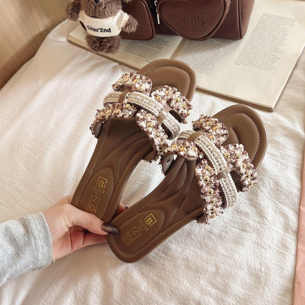 Xiaoxiangfeng Fashion Flat Bottom One Word Beach Slippers High Value Slippers Women Wear 2025 Summer New Fairy Style