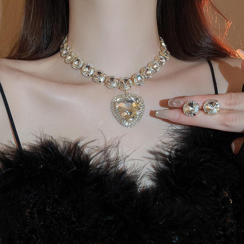 Elegante mit Diamanten besetzte Halskette & Schmuckset für Damen - High-End, vielseitig, super funkelnde Luxus-Schlüsselbein-Accessoires
