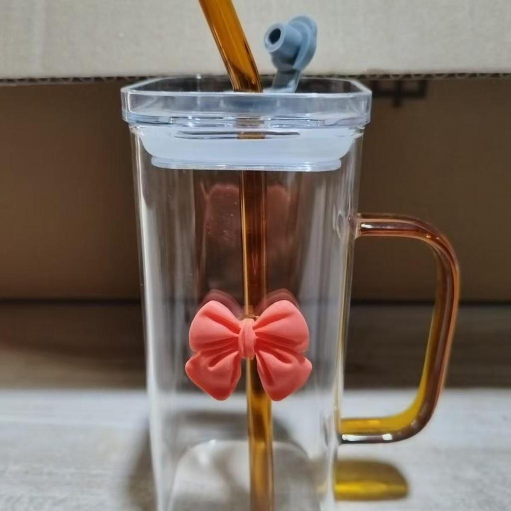 INS Stil Schmetterlingsbecher: Hohes Borosilikatglas, Transparentes quadratisches Design mit Griff & Strohhalm, Temperaturbeständig für Frauen.